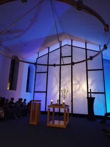 Kapelle mit bunter Beleuchtung